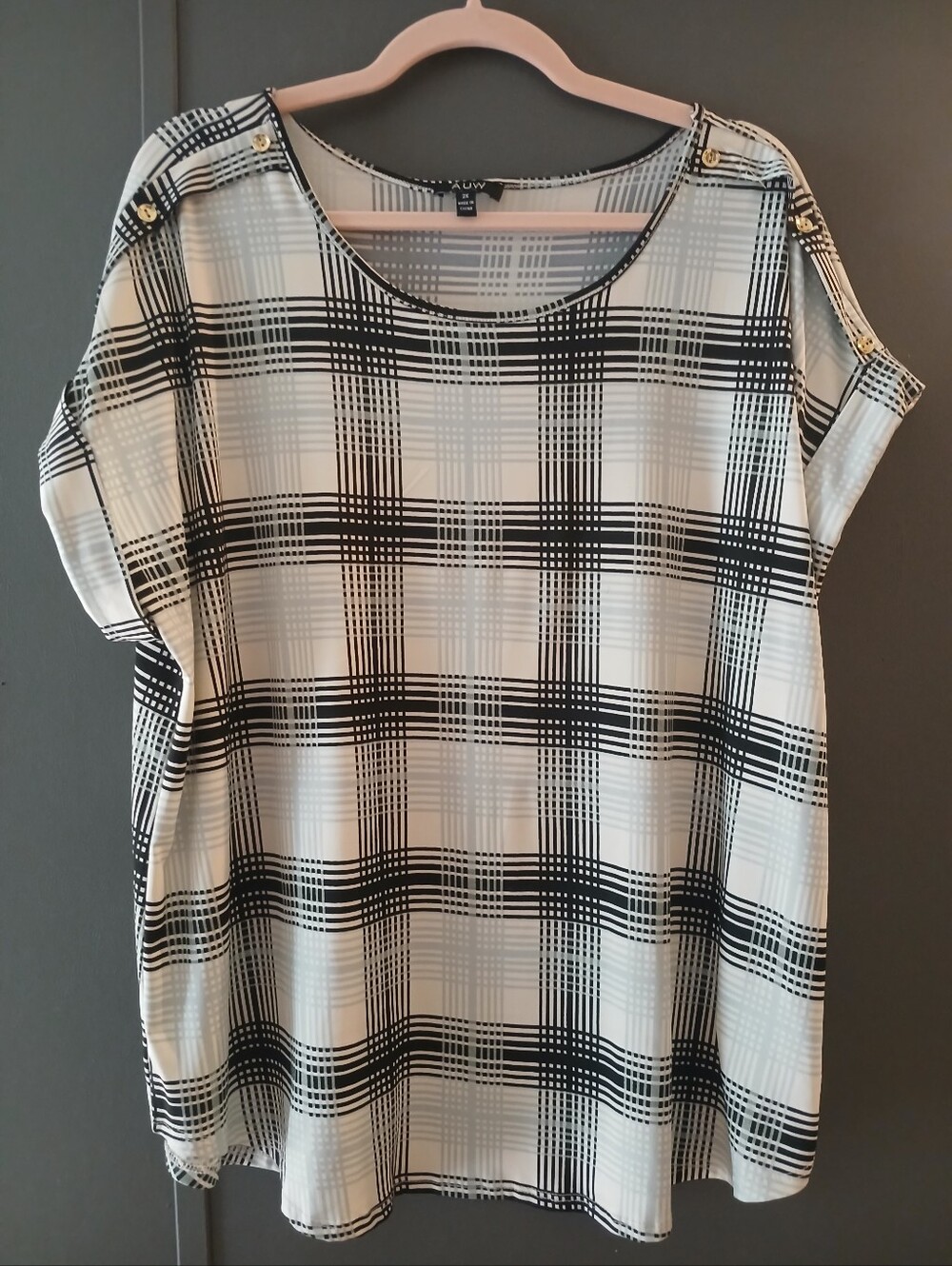 NWOT-AUW Women's Cap Sleeve Top, Gold Button Detail On Sleeves, Plaid Pattern 2X